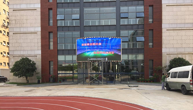 上海諾美國際學校戶外LED顯示屏由智彩科技定制、安裝